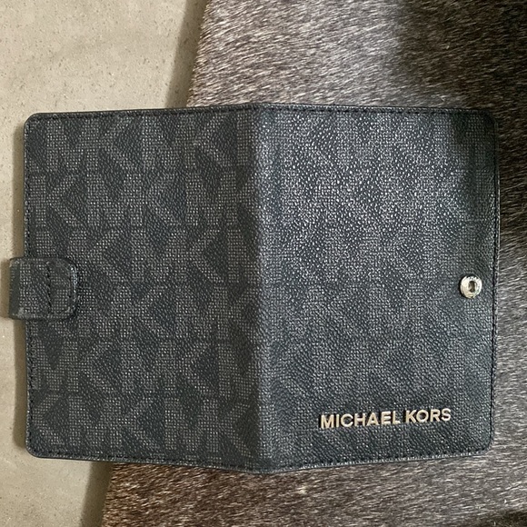 Never Used Michael Kors Blk/ Gray Snap Front Wallet - Picture 6 of 6